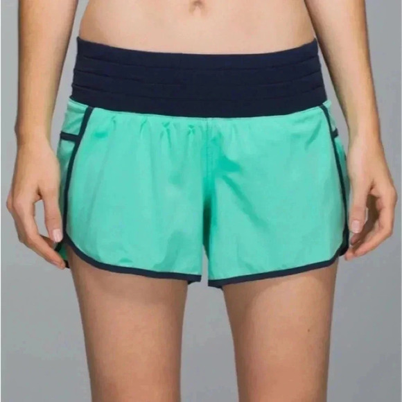 Lululemon Tracker Short II in Menthol and Inkwell size 4